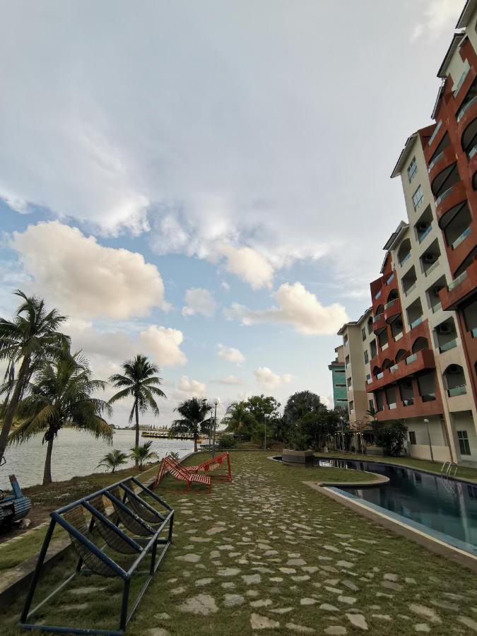 Spacious & Homey Apartment At Marina Island By Jomy Homestay Lumut Exterior photo